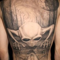 Tatuaje en la espalda, criatura alienígena rara  mira al agua