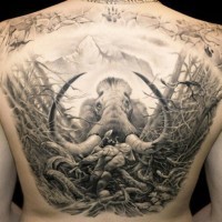 eccezionale mammut grande tatuaggio sulla schiena