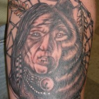 Tatuaje  de mitad indio, mitad oso en atrapasueños