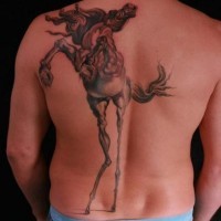 Tatuaje en la espalda, caballo en sus patas traseras