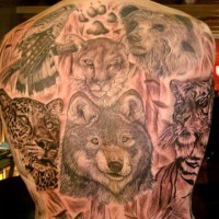 Tatuaje de un montón de animales en toda la espalda