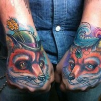 Tatuaje en las manos,  pareja de zorros pintorescos
