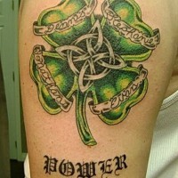 Tatuaje de trébol lindo con signo irlandés