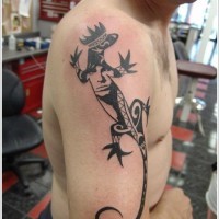 Tatuaje en el brazo,
lagarto estilizado en corona