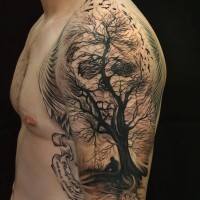 Tatuaje de árbol y  presagio en el brazo