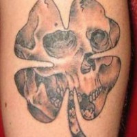 eccezionale quadrifoglio irlandese  cranio tatuaggio