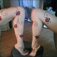 Tatuaggio curioso sulla gamba  le coccinelle rosse