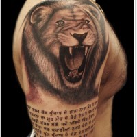 incredibile leone con scrittura punjabi tatuaggio