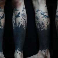 Tatuaje en la pierna, bosque oscuro misterioso con cuervos siniestros
