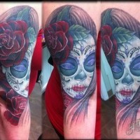 Tatuaje en el brazo, mujer santa muerte con ojos cerrados, tema mexicano