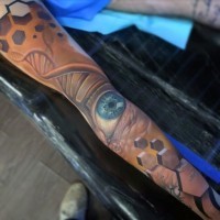 Tatuaje en la pierna, ADN con ojo y ornamento volumétrico