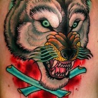 Tatuaje  de bestia loca peligrosa con manchas de sangre y huesos