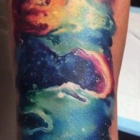 Tatuaje en el antebrazo,espacio extraterrestre de varios colores