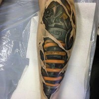 Tatuaje en la pierna, mecanismo impresionante realista debajo de la piel rasgada