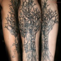 Tatuaggio nero bianco sulla mano l'albero con la scritta