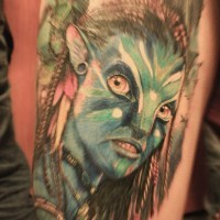 Tolles natürlich aussehendes detailliertes Porträt der Frau aus Avatar Tattoo