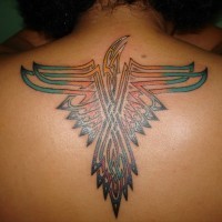 Tatuaje en la espalda, águila tribal excelente de varios colores