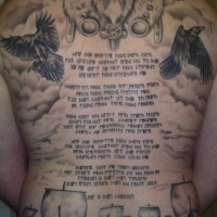 Tatuaje en la espalda, texto rúnico, odin y barcos y cuervos