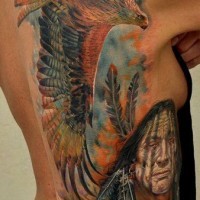 Tatuaje en la espalda,
indio con águila y puma