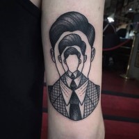 Tatuaje en el antebrazo, retrato de hombre con retrato de hombre en lugar de cara, idea interesante