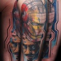 Spitze gemalter und farbiger Oberschenkel Tattoo des Ironmannes im Helm