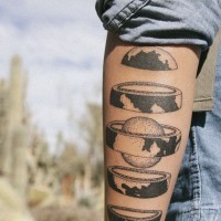 Tatuaje en el antebrazo, partes de planeta  y núcleo, idea increíble