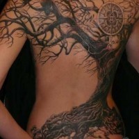 Tatuaje en la espalda, árbol anciano seco con lechuza en la rama
