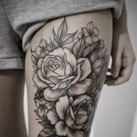 Awesome painted black and white big roses with tattoo on thigh