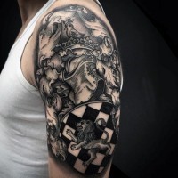 Tatuaje en el brazo,
casco de caballero con ajedrez y león, dibujo interesante