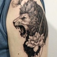 Tatuaje en el brazo, león potente que ruge y  flores, colores negro y blanco