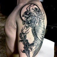 Tatuaje en el brazo, águila espeluznante con tres cabezas