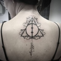 Tatuaje en la espalda alta,  símbolo de las reliquias de la muerte  con patrón elegante