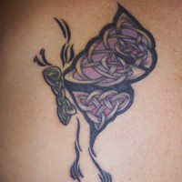 Tatuaje de  mariposa celta con alas púrpuras