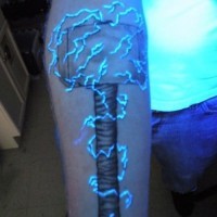 Fantastischer gemalter farbiger leuchtender Thor Hammer mit Blitz Tattoo am Arm