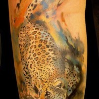 Tatuaje en la pierna, jaguar gracioso cerca del agua