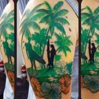 Tatuaje en el brazo, surfistas en la playa  con parmeras verdes claras