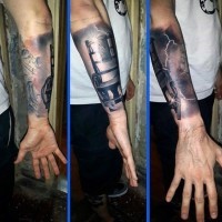 Toll gemalter detaillierter schwarzweißer elektrischer Stuhl Tattoo am Arm