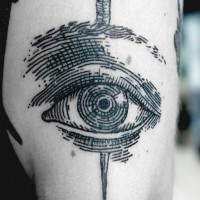 Tatuaje en el brazo, ojo asombroso con clavo, tinta negra