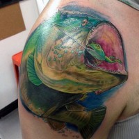Tatuaje en el hombro, pez con la boca grande y rana diminuta