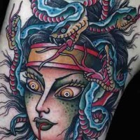 Toll gemaltes buntes böses Medusenhaupt Tattoo am Arm