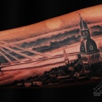eccezionale dipinto stupenda citta` notturna con grande ponte tatuaggio su braccio