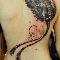 Tatuaje en la espalda, fénix negro con cola larga