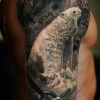 Tatuaje en el brazo,
oso polar, transatlántico y avión pequeño