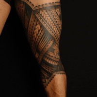 eccezionale polinesiano tatuaggio sulla gamba