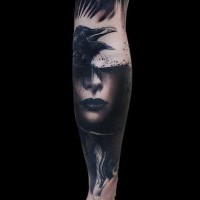 Tatuaje en el antebrazo, estilo de tinta negra, cara de mujer y cuervo