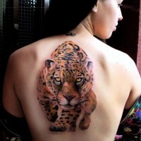 Tatuaje en la espalda, leopardo que caza