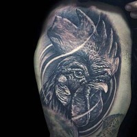 Super reales Foto schwarzweißer Hahnkopf Tattoo am Arm
