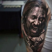 Tatuaje en el brazo, guerrero espartano intrepido muy realista