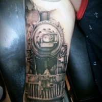 Tatuaje en el brazo,
tren viejo detallado
