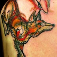 Tatuaje en el hombro, zorro de colores rojo y naranja